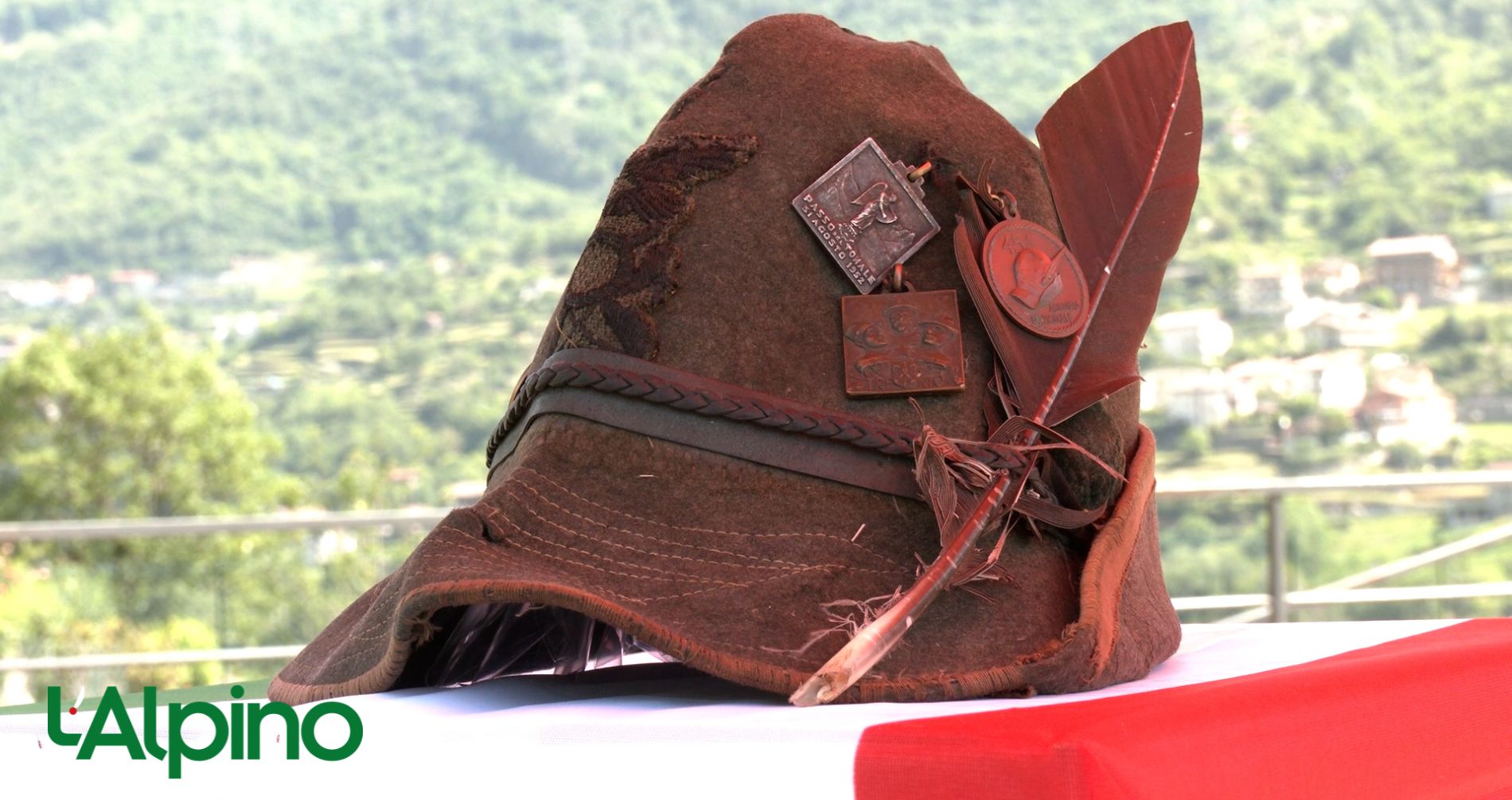 L'Alpino - Il cappello del reduce Gazzoli torna tra le montagne